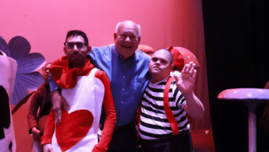 Asiste gobernador Víctor Castro a la primera obra de teatro musical inclusiva