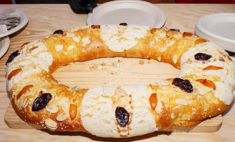 Acusan a panadería de vender Rosca de Reyes hecha de bolillo