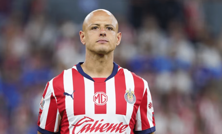 Aficionados de Chivas tunden a Javier Hernández; ‘juega de estorbo’