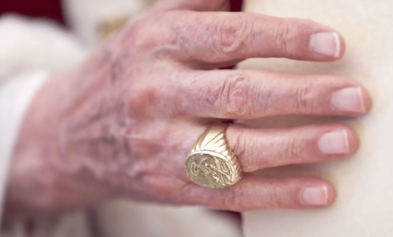 El poder en un dedo el simbolismo y misterio detrás de los anillos papales