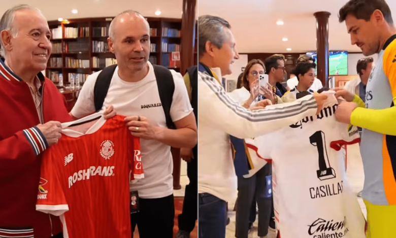 Iker Casillas y Andrés Iniesta recibiendo camisa del Toluca