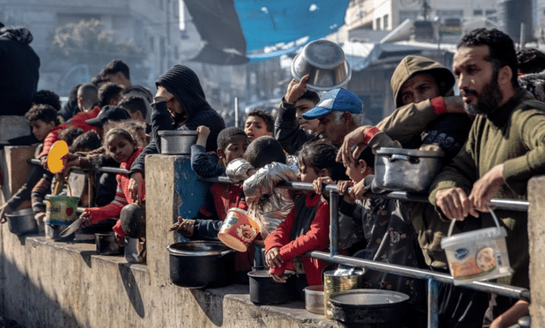 Más de 100 organizaciones internacionales han advertido que Gaza se enfrenta a una hambruna masiva sin precedentes, mientras aumentan los fallecimientos por inanición, incluidos menores de edad.