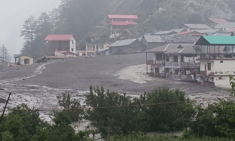 Equipos de rescate continúan buscando a más de un centenar de personas desaparecidas tras una mortal avalancha de agua y lodo que arrasó la aldea de Dharali, en el norte de la India.