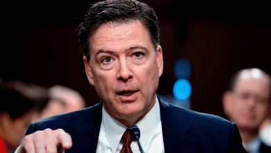 James Comey, exdirector del FBI y figura clave en las tensiones políticas de Washington, enfrenta acusaciones por obstrucción de un procedimiento del Congreso y por prestar declaración falsa.