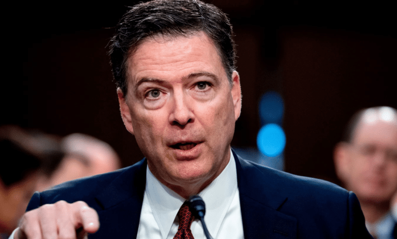 James Comey, exdirector del FBI y figura clave en las tensiones políticas de Washington, enfrenta acusaciones por obstrucción de un procedimiento del Congreso y por prestar declaración falsa.