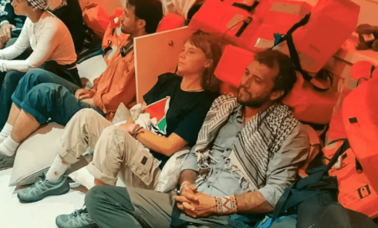 Participantes de la flotilla humanitaria Global Sumud, deportados o detenidos por Israel, han denunciado condiciones de reclusión inhumanas, abusos físicos y psicológicos, privación de alimentos, agua y medicamentos.