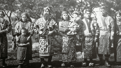 Los Ainu son pueblos originarios históricamente asentados en Hokkaidō (norte de Japón), las islas Kuriles y la isla de Sajalín. Tras siglos de contacto con japoneses y rusos, sufrieron políticas de colonización y asimilación especialmente intensas durante la era Meiji.