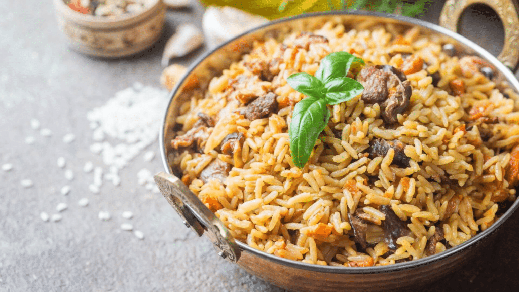 Gastronomía turca,receta de pavo relleno,Hindi Dolması,comida de Año Nuevo en Turquía,İç Pilav,arroz con especias,cocina otomana,tradiciones culinarias diciembre,pavo con castañas,turismo gastronómico Estambul,Yılbaşı recetas.