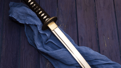 La katana —esa hoja curva, afilada y simbólica del guerrero samurái— no tiene un único “inventor” comprobado por documentos contemporáneos: su origen mezcla leyenda (el herrero mítico Amakuni)