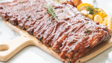 Las costillas de cerdo a la miel pueden prepararse sin horno y con resultados igual de jugosos y sabrosos.