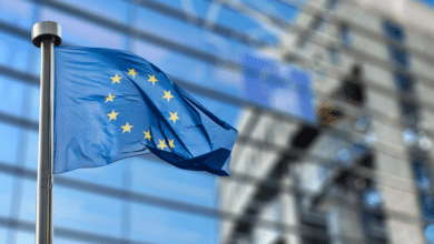 En medio de la escalada comercial entre Estados Unidos y la Unión Europea por Groenlandia, analistas y estrategas financieros plantean un escenario extremo: que Europa utilice sus enormes tenencias de bonos y acciones estadounidenses como herramienta de presión.