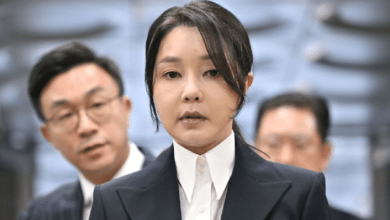 Un tribunal surcoreano sentenció este miércoles a Kim Keon Hee, ex primera dama de Corea del Sur y esposa del expresidente Yoon Suk-yeol, a 20 meses de prisión tras declararla culpable de corrupción por aceptar sobornos en forma de regalos de lujo.