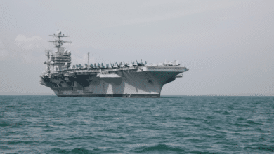 Estados Unidos ordenó el despliegue de un segundo portaaviones en Oriente Medio para fortalecer su presencia estratégica frente a Irán, en un contexto marcado por negociaciones diplomáticas y advertencias cruzadas sobre el programa nuclear iraní.