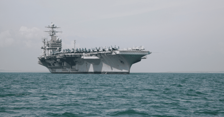 Estados Unidos ordenó el despliegue de un segundo portaaviones en Oriente Medio para fortalecer su presencia estratégica frente a Irán, en un contexto marcado por negociaciones diplomáticas y advertencias cruzadas sobre el programa nuclear iraní.