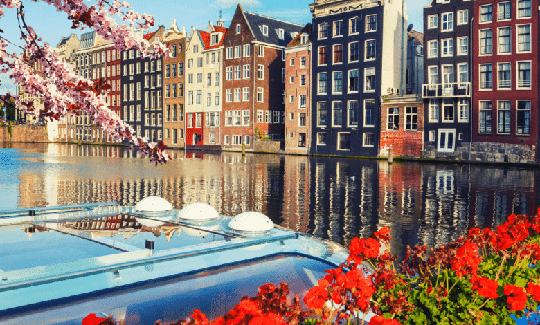 Ámsterdam seduce con sus icónicos canales, bicicletas, arquitectura del siglo XVII y una oferta cultural encabezada por el Museo Van Gogh y la Casa de Ana Frank.