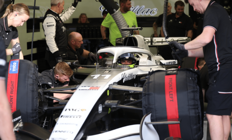 Checo Pérez mejora los tiempos de Cadillac en el segundo día de test en Bahrein