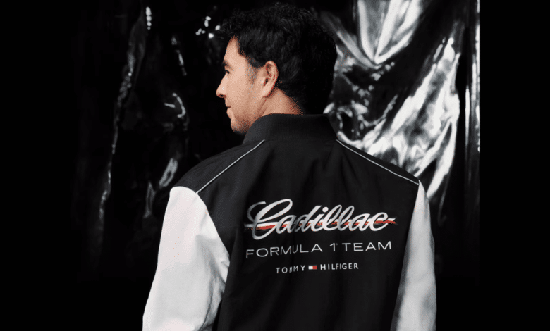 Playeras, polos, gorras y sudaderas forman parte de la nueva línea de Cadillac F1, una estrategia que combina moda, deporte y branding para conquistar a los aficionados del automovilismo a nivel internacional.