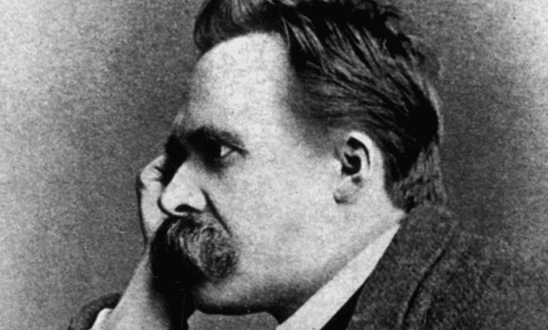 Frederick Nietzsche, nació el 15 de octubre de 1844 en Röcken, Prusia, Hijo de un pastor luterano que murió joven, lo cual lo llevo a crecer en orfandad en un entorno femenino en Naumburgo y en un ambiente religioso