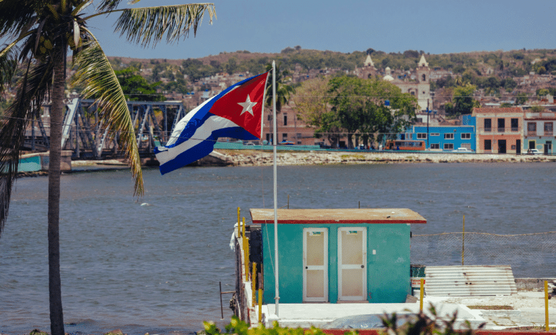 Cuba atraviesa uno de los momentos más complejos de las últimas décadas, marcada por una severa crisis energética, desabasto de productos básicos y una creciente presión de Estados Unidos, que mantiene su política de sanciones con la expectativa de provocar cambios internos en el sistema político de la isla.