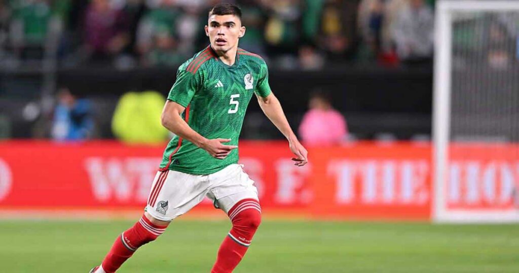 milan buscaria fichaje de johan vasquez tras su regularidad en la serie a 1