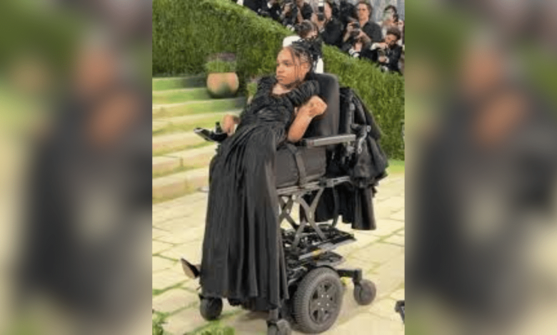 Aaron Rose Philip hace historia en la Met Gala 2026 como símbolo de inclusión en la moda