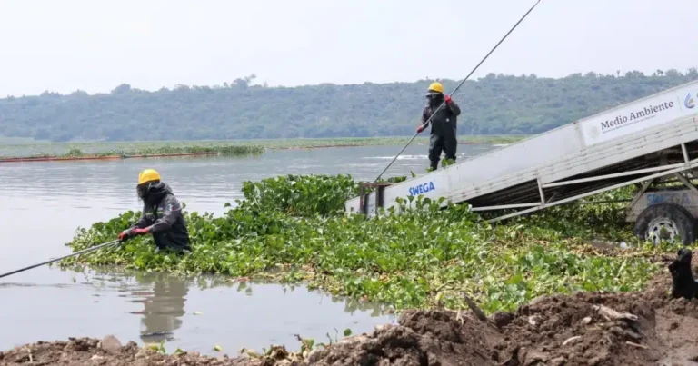 Saneamiento de la presa Endhó (Foto de Efrain Espinoza)