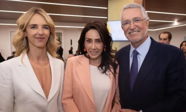 ricardo salinas recibe a cayetana Álvarez de toledo en foro sobre libertad y democracia en ciudad de méxico