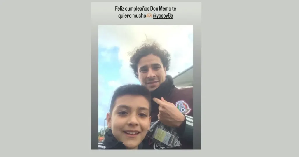 gil mora conmueve a guillermo ochoa con una foto de cuando era niño junto al portero (2)