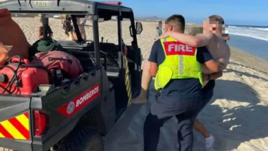 rescatan a turista estadounidense tras quedar atrapado por el oleaje en playa de los cabos