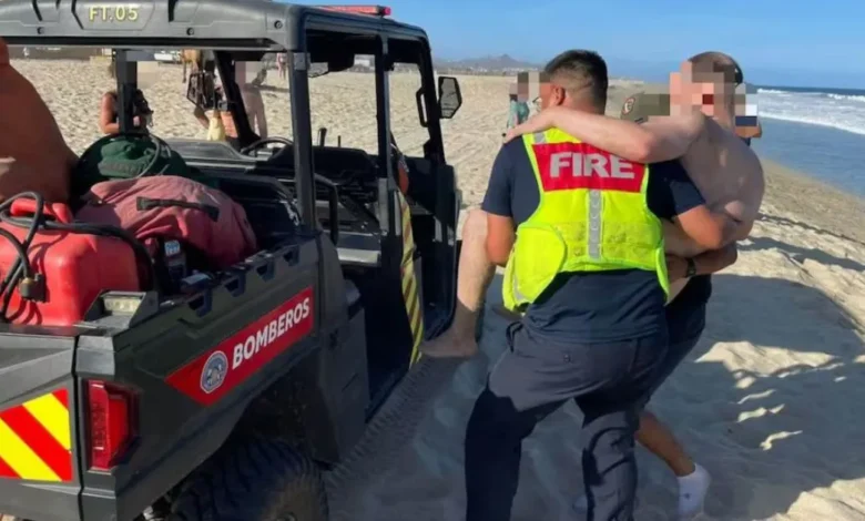 rescatan a turista estadounidense tras quedar atrapado por el oleaje en playa de los cabos