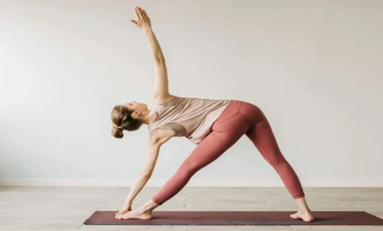 vinyasa yoga cómo se practica, cuáles son sus beneficios y qué efectos puede tener en el cuerpo
