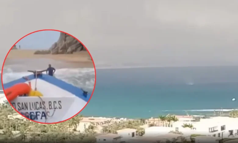 Turistas quedan varados en playa de Los Cabos durante fuerte lluvia (Fotos de redes sociales)
