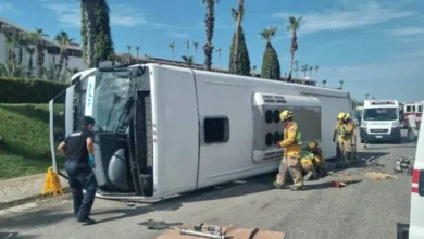 Volcadura de camión de transporte deja lesionados en carretera Transpeninsular