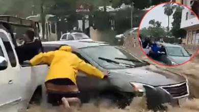 mujer logra salir de vehículo arrastrado por corriente de agua en cabo san lucas