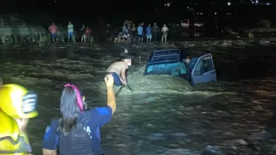 rescatan en baja california sur a 10 personas atrapadas por corrientes de agua